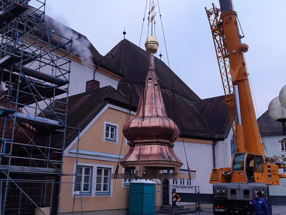 Die Nittenauer Kirchturmspitze ist zurück in der Heimat