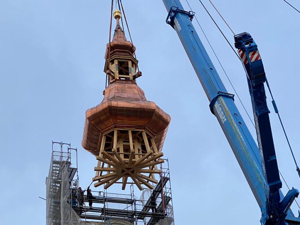 Die Stadtpfarrkirche Nittenau hat ihre Zwiebelhaube wieder zurück